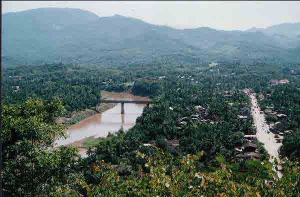 Blik op Luang Prabang en de brug over de Nam Khan
